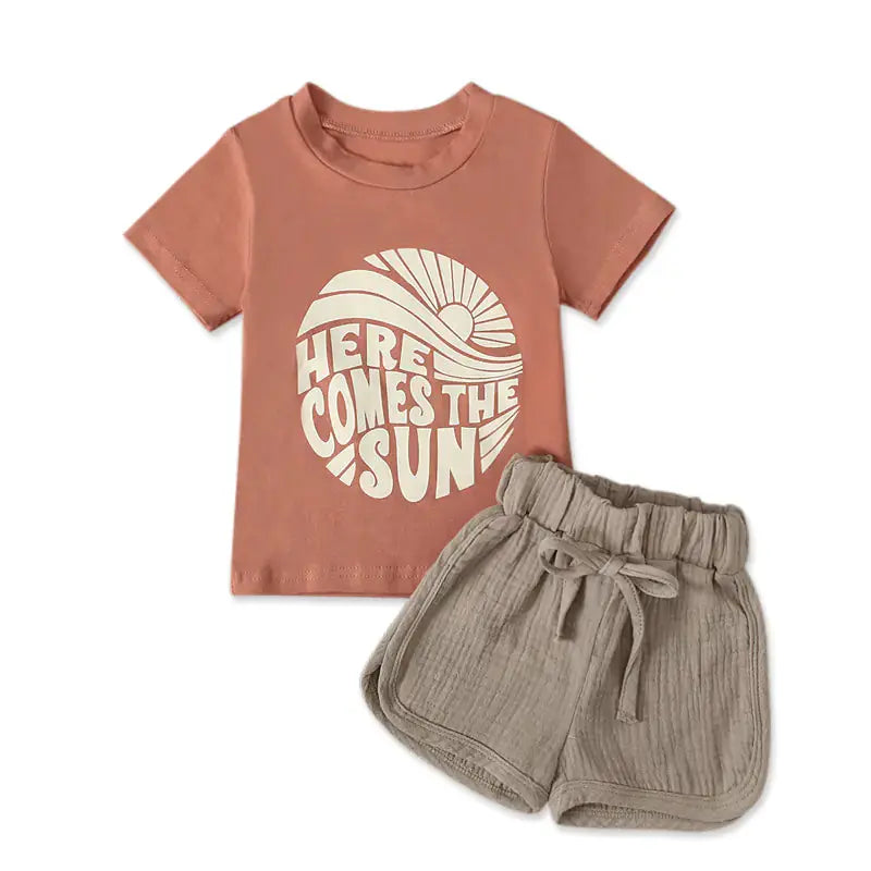 Casual kleding set voor peuter jongens – comfortabel, stijlvolle fashion en perfect voor zomerse avonturen. Nu verkrijgbaar bij BabyEmpire.