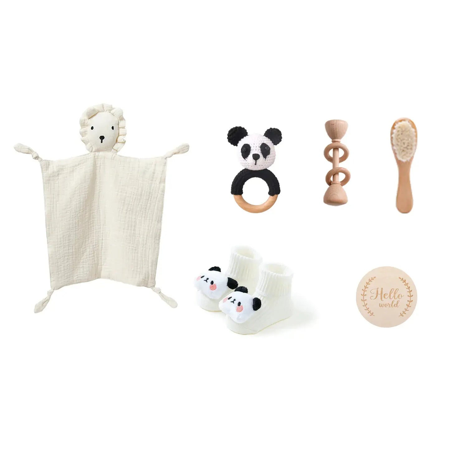 Flatlay van babycadeau: drooling towel, floor socks en houten speeltje wit panda
