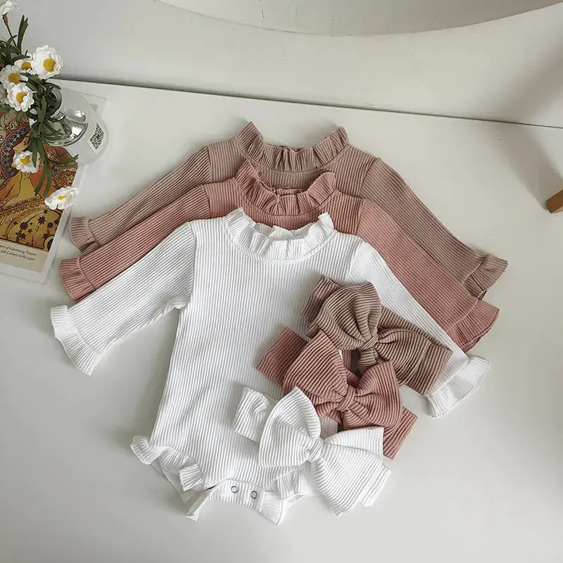 Geribbelde romper met flared mouwen in zachte kleuren voor baby’s en peuters