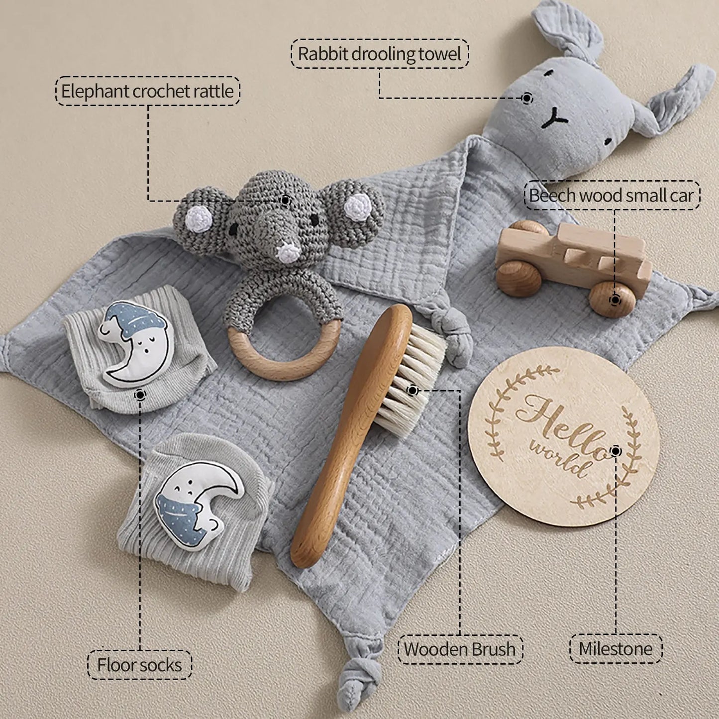 zesdelige babyset met verzorging en speelgoed op rustieke ondergrond