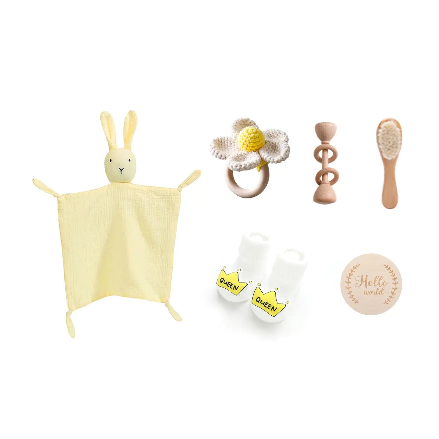 Newborn cadeauset met houten borstel, rammelaar en sokjes op geel