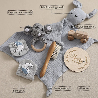 zesdelige babyset met verzorging en speelgoed op rustieke ondergrond