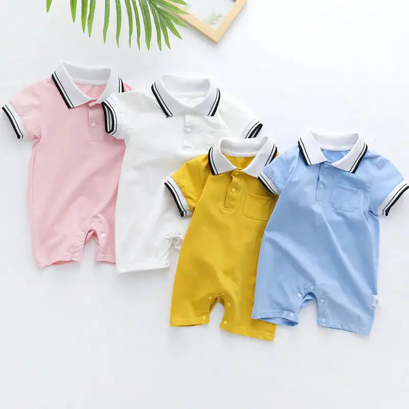 Zachte, ademende korte mouwen jumpsuit met polo-kraag voor baby’s en peuters. geel, wit, blauw en roze.